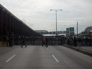 La manifestación era un éxito, el paso al aeropuerto estaba bloqueado - Foto: Edgar Sánchez Punk